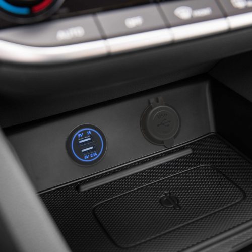 Delight szivargyújtó helyére beépíthető USB aljzat, kék ledes (54926BL)